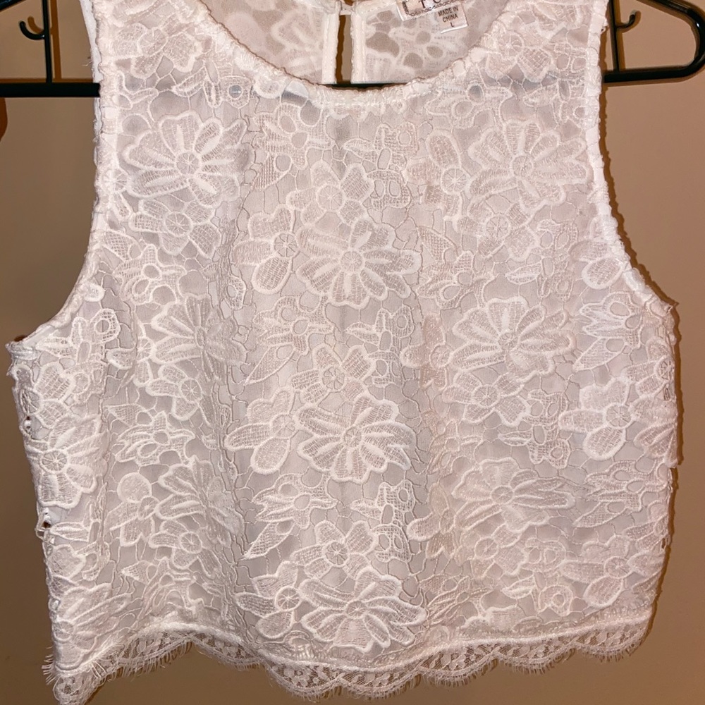 CROPPED FLORAL LACE BUTTON BACK TOP